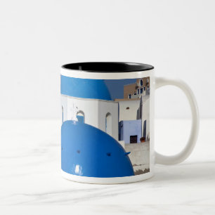 Griechenland, Santorini. Glockenturm und blaue Kup Zweifarbige Tasse