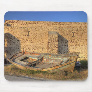 Griechenland, Santorini, Oia. Altes Fischerboot au Mousepad
