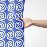 Griechisch Meander Key Waves Muster blau Schal<br><div class="desc">Elegantes,  stilvolles und raffiniertes griechisches Muster in Blau und Weiß. Moderne und trendige Geschenke,  perfekt für den mediterranen Liebhaber in Ihrem Leben.</div>