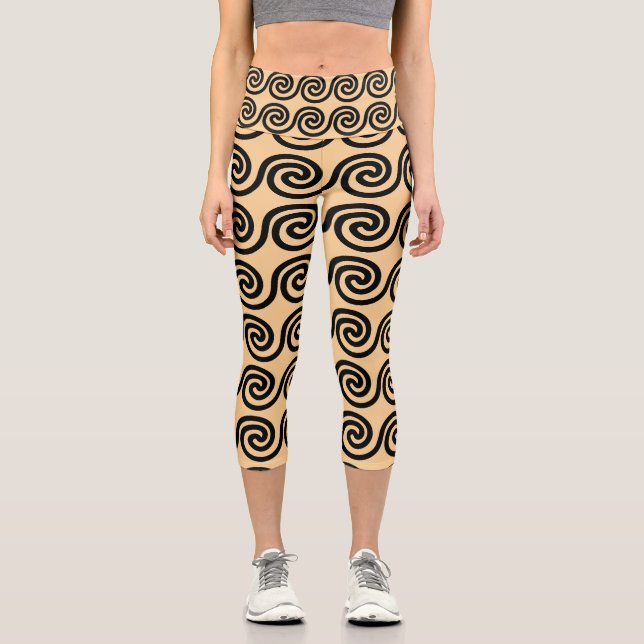 Griechisch Meander Key Waves Muster Brown Capri Leggings (Vorderseite)