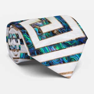 Griechische Schlüsselverzierung - Ohrschnecke und Krawatte