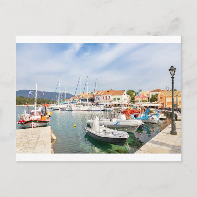 Griechischer Hafen mit Segelbooten in Fiskardo Postkarte (Vorderseite)