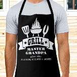 Grill Master Opa Black Schürze<br><div class="desc">Diese schwarze Schürze zeigt die Illustrationen eines Grillgrillgrills und "Grill Master Opa" in lustiger Typografie. Sie ist ein Geschenk für den besten Großvater aller Zeiten. Fügen Sie die Namen seiner Enkel hinzu und personalisieren Sie, ob er Opa, Poppop, Papa, Pop, etc. genannt wird.</div>