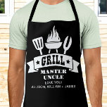 Grill Master Uncle Black Schürze<br><div class="desc">Einzigartige schwarze Schürze für einen beliebten Onkel zu Weihnachten, zum Vatertag oder zu seinem Geburtstag mit Illustrationen eines Grillgrillgrills und "Grill Meister Onkel" in lustiger weißer Typografie. Fügen Sie die Namen seiner Nichten und Neffen hinzu. Falls erforderlich, bearbeiten Sie das Entwurfstool, um die Größe des Schriftartes für eine längere oder...</div>
