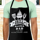 Grill Master Vater Black Schürze<br><div class="desc">Maßgeschneiderte schwarze Schürze für den besten Papa zu Weihnachten, Vatertag oder Geburtstag mit Illustrationen eines Grillgrillgrills und "Grill Master Vater" in lustiger weißer Typografie.</div>