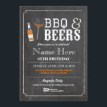 GRILLEN Birthday Party, 30. 60. Einladung<br><div class="desc">Rustikale Chalkboard-Beifall und Biergebäck Geburtstagsparty laden Design ein. Perfekt für jedes Alter Geburtstagsparty. ÄNDERN SIE DEN TEXT EINFACH,  UM IHR PARTY . Rückdruck im Lieferumfang enthalten</div>
