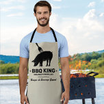 GRILLEN King Your Name Butcher Kitchen Schürze<br><div class="desc">Manly Kochen Schürze mit einer Silhouette eines Schweins mit einer Gabel in ihr stecken,  die Worte "GRILLEN König",  Ihren Namen,  und eine weitere Zeile Text Sprichwort "Burger und Wurst Experte".</div>