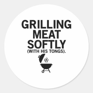 Grillen von Fleisch sanft mit seinen Tongs lustige Runder Aufkleber