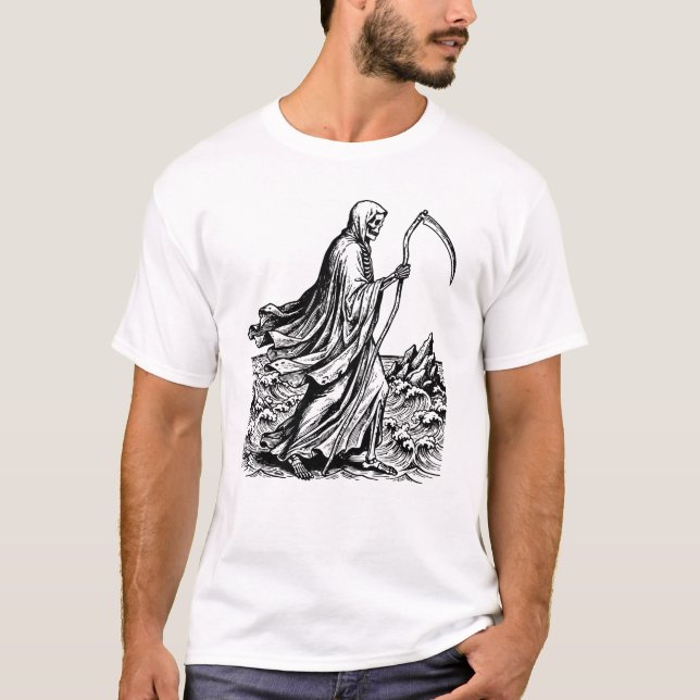 Grim reaper with scythe at the sea  T-Shirt (Vorderseite)