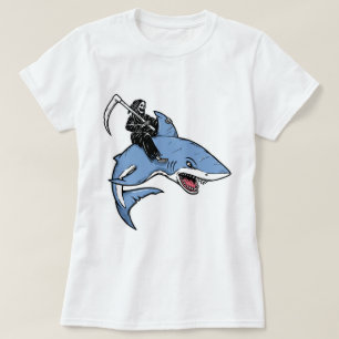 Grimischer Sensenmann auf dem Riesenhai T-Shirt