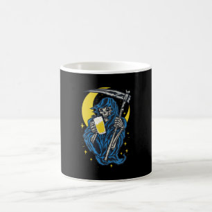 Grimischer Sensenmann trinken Bier Kaffeetasse
