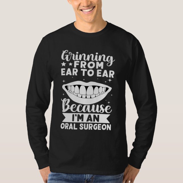 Grinning From Ear To Ear Because I'm A Oral Surgeo T-Shirt (Vorderseite)