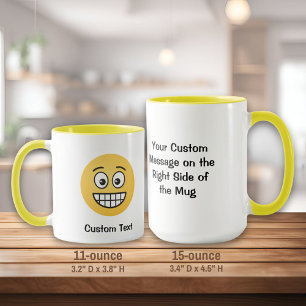 Grinsen mit Tasse der offenen Augen