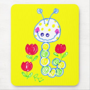 Grinsende glückliche Raupe gelber Hintergrund Mousepad