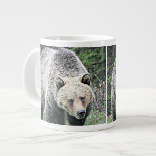 Grizzly Bear Walking in den Wäldern Jumbo-Tasse