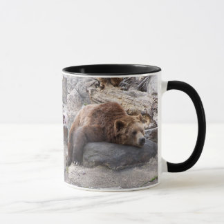 Grizzlybär, der auf Felsen stillsteht Tasse