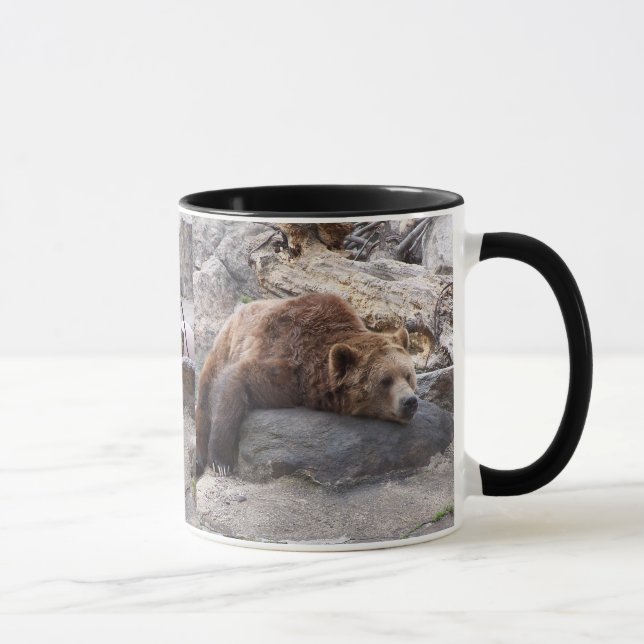 Grizzlybär, der auf Felsen stillsteht Tasse (Rechts)