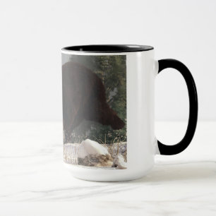 Grizzlybär, der Kaninchen jagt Tasse