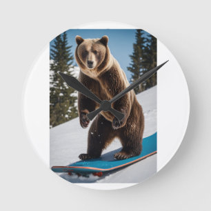 Grizzlybär-Snowboardfahren in Winterausrüstung Runde Wanduhr