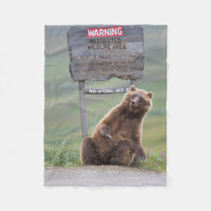 Grizzlybär spielt mit Schild Fleecedecke