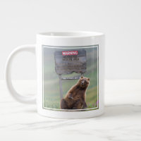 Grizzlybär spielt mit Schild