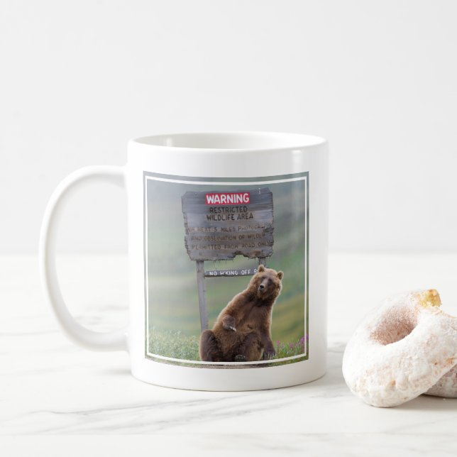 Grizzlybär spielt mit Schild Kaffeetasse (Mit Donut)