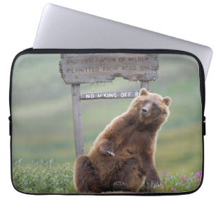 Grizzlybär spielt mit Schild Laptopschutzhülle