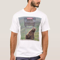Grizzlybär spielt mit Schild