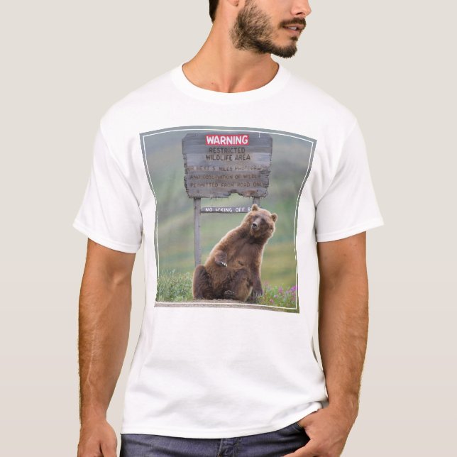 Grizzlybär spielt mit Schild T-Shirt (Vorderseite)