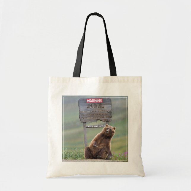 Grizzlybär spielt mit Schild Tragetasche (Vorne)