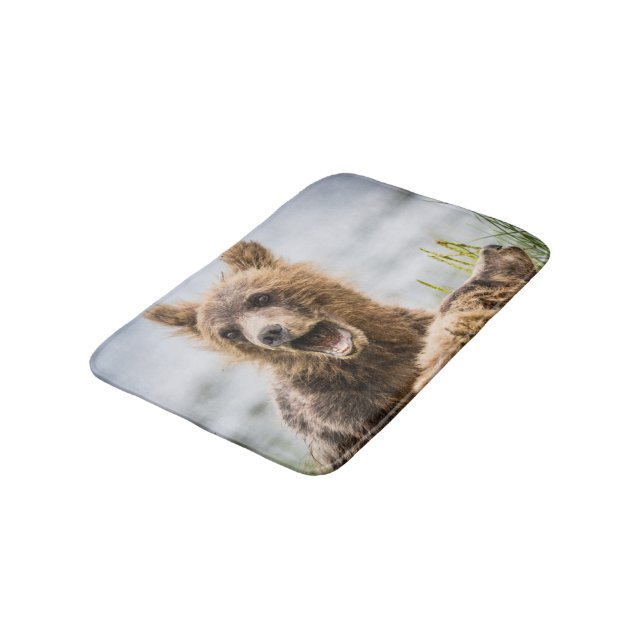 Grizzy Cubs suchen nach ihrer Mutter Badematte (Schrägansicht)