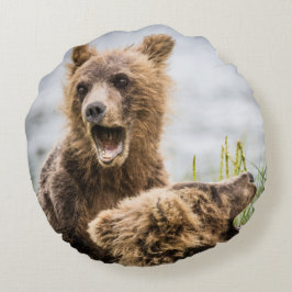 Grizzy Cubs suchen nach ihrer Mutter Rundes Kissen