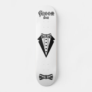 Grob mit Krawatte und Tux und Schwarz Skateboard