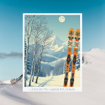 Gröden - Italien Skigebiet Urlaub Postkarte<br><div class="desc">Hallo aus den schneebedeckten Bergen Grödens Italien,  in Europa! Wir hoffen,  dass Sie einen wunderschönen Skiurlaub haben. Diese Postkarte zeigt eine wunderschöne,  blau-graue Berglandschaft mit Retro-Skischulen in orangefarbenem Stammesmuster. Alle Textsätze können an Ihren Anzug angepasst werden!</div>