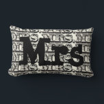 Groom Black and Ivory Mr Typografy Pattern Lendenkissen<br><div class="desc">Frau Mongram Custom Accent Kissen on Gray Sie können diese wunderschönen Vintagen Elemente Black und Ivory Vintag Retro Tyograohy Kissen personalisieren, um alles zu sagen, was Sie mögen, oder nutzen Sie die bestehende Mrs. für die Bride/ Ehefrau oder kaufen Sie zwei Frau und ein Mr für die Newlyweds. Sie suchen...</div>