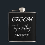 Groom Black Elegant Einfache Hochzeitsgeschenke Flachmann<br><div class="desc">Moderne,  elegante,  männliche,  schwarz-weiße Bräutigam-Flasche. Ideal für Gastgeschenke Hochzeiten. Sie können es mit Ihrem Namen und Datum personalisieren.</div>