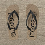 Groom Burlap Look Flip Flops<br><div class="desc">Die Groom Flip Flops verfügen über einen bräunlichen Einbruch im Hintergrund mit dem Wort "GROOM" in einem Winkel auf den Schuhen geschrieben. Copyright Kathy Henis</div>