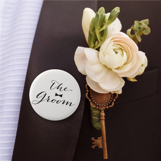 Groom Classic Script Bow Krawatte Wedding Brautpar Button ('The Groom' Bow Tie Classic Script Calligraphy Wedding Rehearsal Pin Button @ fatfatin_blue_knot)