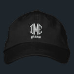 Groom Custom Wedding Monogram Baseball Cap Bestickte Baseballkappe<br><div class="desc">Überraschen Sie den Bräutigam mit dieser coolen Sohle im Baseballstil, die mit seinem 3-Buchstaben-Monogramm und dem unten stehenden Wortgroom besticht. Ändern Sie einfach die Farbe von Text und Kappe, um Ihr Hochzeitstil/Ihre Hochzeitstil/Ihre Hochzeitsfarben anzupassen. Dies macht eine phantastische Verlobung oder Gastgeschenk Hochzeit Geschenk. Die koordinierten Obergrenzen sehen auch in Fotos...</div>