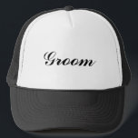 Groom Hat Truckerkappe<br><div class="desc">Ob er sich am Schwimmbad entspannt oder bei der Vorbereitung der Hochzeit hilft,  dieser "Bräutigam" behalte ihm stilvoll schattig. Ideal für die Junggeselle.</div>