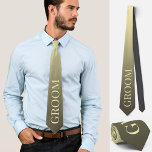 Groom Hochzeit Verlobung Elegantes Modeartikel Krawatte<br><div class="desc">Elevate Your Wedding Look mit einer einzigartigen Custom Krawatte Suchen Sie eine lustige und dennoch raffinierte Art, Ihre Hochzeitskleidung zu vervollständigen oder eine humorvolle Touch zu Ihren Verlobungen oder Hochzeitsfeiern hinzuzufügen? Karo aus unserer wunderschönen Krawatte, mit dem Wort "Bräutigam" in einem weichen beige-gelben Farbton auf einem Gradientenhintergrund mit viel Gold...</div>