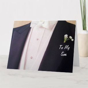 GROOM IN SEINEM TUX-SON AUF IHREM WEDDING TAG KARTE