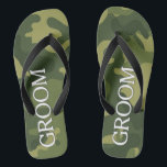 Groom mit grünem Camoflauge Muster Flip Flops<br><div class="desc">Ein männliches Design,  das perfekt für eine Hochzeit oder Junggeselle geeignet ist.</div>