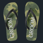 Groom mit grünem Camoflauge Muster Flip Flops<br><div class="desc">Ein männliches Design,  das perfekt für eine Hochzeit oder Junggeselle geeignet ist.</div>