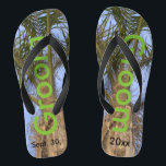 Groom Palm Trees Blue Sky Flip Flops<br><div class="desc">Coole Palmen mit einem Hübschen blauen Himmel im Hintergrund Unisex Flip Flops mit Groom geschrieben in einem schönen grünen Text, und Datum der Ehe in schwarzem Text. PERSONALISIEREN Sie mit Ihrem Hochzeitstag (oder löschen Sie Text). Fühlen Sie die Meeresbrise und Tropen unter Ihren Füßen. Mit breiten schwarzen Straps und schwarzem...</div>