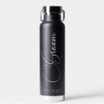 Groom Personalisierte Skripthochzeit Trinkflasche<br><div class="desc">Dieses Design kann in dem Bereich personalisiert werden, der durch das Ändern des Fotos und/oder Textes zur Verfügung gestellt wird. Sie können auch angepasst werden, indem Sie auf Vorlage personalisieren klicken und dann auf die Schaltfläche klicken, um weitere Optionen anzupassen, um die Hintergrundfarbe zu löschen oder zu ändern, Text hinzuzufügen,...</div>