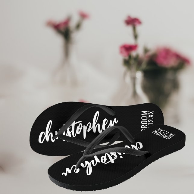 Groom Script Name Hochzeitdatum Schwarze Flip Flop (A fun gift for your Groom. Personalized flip flops! Just ass his name and your wedding date)