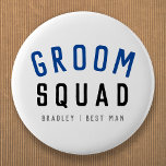 Groom Squad | Moderner Bachelor Trauzeuge Stilvoll Button<br><div class="desc">Niedlicher, einfacher, stilvoller "Groom Squad" Anführungsknopf mit moderner, minimalistischer Typografie in Schwarz- und Marineblau in einem coolen trendigen Stil. Der Slogan, Name und Rolle kann leicht personalisiert werden mit den Namen Ihrer Bräutigam-Quadrat, zum Beispiel Bräutigam, Trauzeuge, Trauzeuge, Vater des Bräutigams, Page Boy & so weiter! Das perfekte Zusammenspiel, die Koordination...</div>