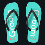 Groom Turquoise Flip Flops<br><div class="desc">Groom ist in weißem Text gegen helltürkisfarbenes Blau mit schwarzen Akzenten geschrieben. Personalisieren Sie mit dem Datum der Hochzeit in Korallen. Cooles Strandziel oder Flitterwochen flip Flops. Originale Entwürfe von TamiraZDesign.</div>