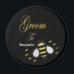 Groom zu Bachelor Party Hochzeit personalisieren Magnet<br><div class="desc">Groom To Be Bachelor Party Wedding Personalize Magnet hat eine lustige Biene darauf. Großartig und lustig für den Groom To Be,  um den Alltag und als Geschenke auf der Bachelor Party zu bedienen. Personalisieren Sie es mit dem Groom zu sein Namen.</div>